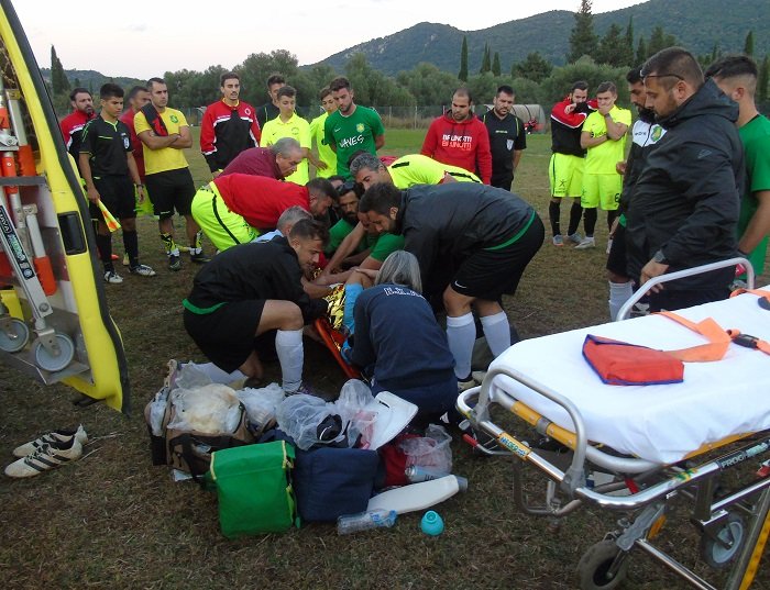 Απίστευτο: Το ιατρείο σε γήπεδο στην Κεφαλονιά είχε... ξαπλώστρες παραλίας, αντί για φορείο [εικόνες] | iefimerida.gr 1