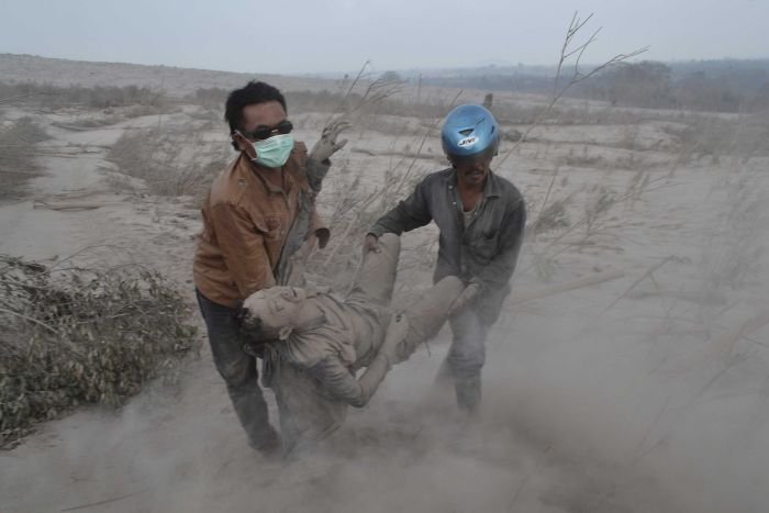 Φρίκη από την πολύνεκρη έκρηξη του ηφαιστείου στη Σουμάτρα: Ξεθάβουν νεκρούς από τη στάχτη [εικόνες] | iefimerida.gr 8