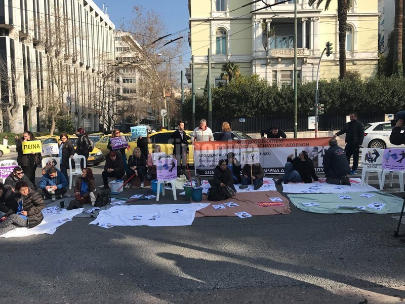 Καθιστική διαμαρτυρία στο κέντρο -Για τις καθαρίστριες που απολύουν από τα νοσοκομεία | iefimerida.gr 7