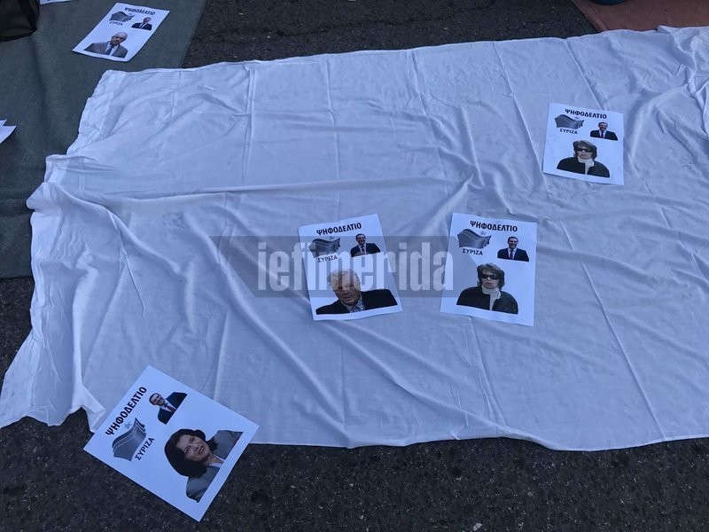 Καθιστική διαμαρτυρία στο κέντρο -Για τις καθαρίστριες που απολύουν από τα νοσοκομεία | iefimerida.gr 3