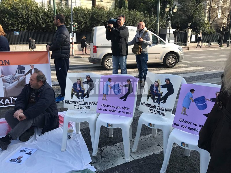 Καθιστική διαμαρτυρία στο κέντρο -Για τις καθαρίστριες που απολύουν από τα νοσοκομεία | iefimerida.gr 10