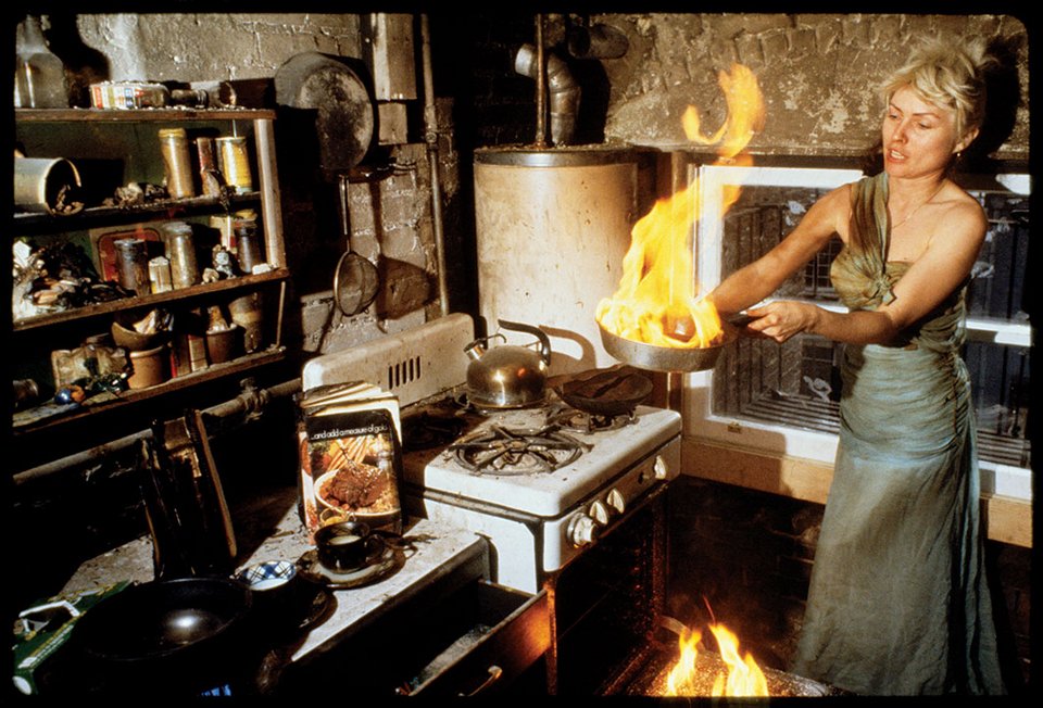 Η Ντέμπι Χάρι με τα μάτια του κιθαρίστα των Blondie στη χρυσή εποχή της Νέας Υόρκης [εικόνες] | iefimerida.gr 1