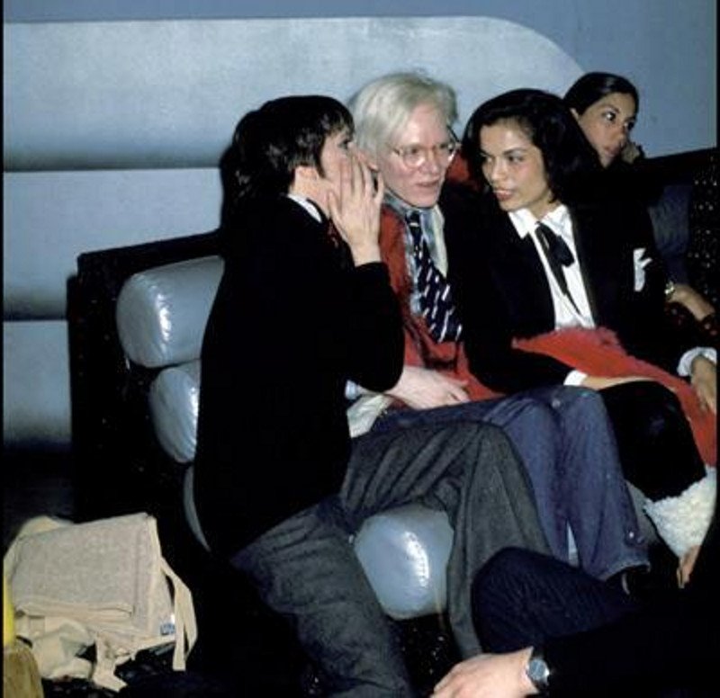 H συγκλονιστική Ελληνίδα με το μαγαζί στη Χάρητος που έβγαινε με τον Γουόρχολ, τη Μινέλι και την Τζάγκερ [εικόνα] | iefimerida.gr 0