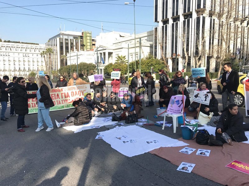 Καθιστική διαμαρτυρία στο κέντρο -Για τις καθαρίστριες που απολύουν από τα νοσοκομεία | iefimerida.gr 6