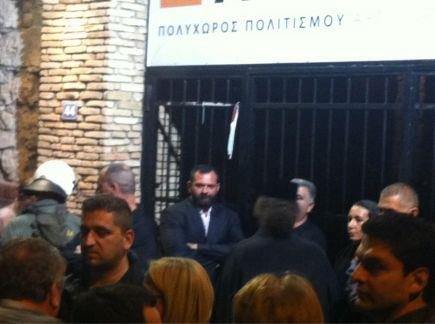 Μεσαίωνας- Χρυσαυγίτες βουλευτές και πιστοί εμπόδισαν παράσταση που θεώρησαν βλάσφημη [εικόνες&βίντεο] | iefimerida.gr 1