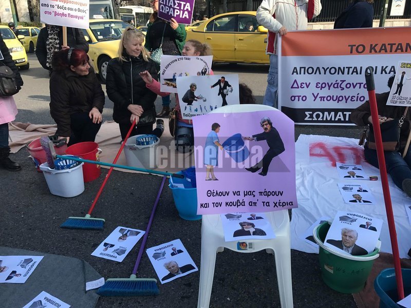 Καθιστική διαμαρτυρία στο κέντρο -Για τις καθαρίστριες που απολύουν από τα νοσοκομεία | iefimerida.gr 2