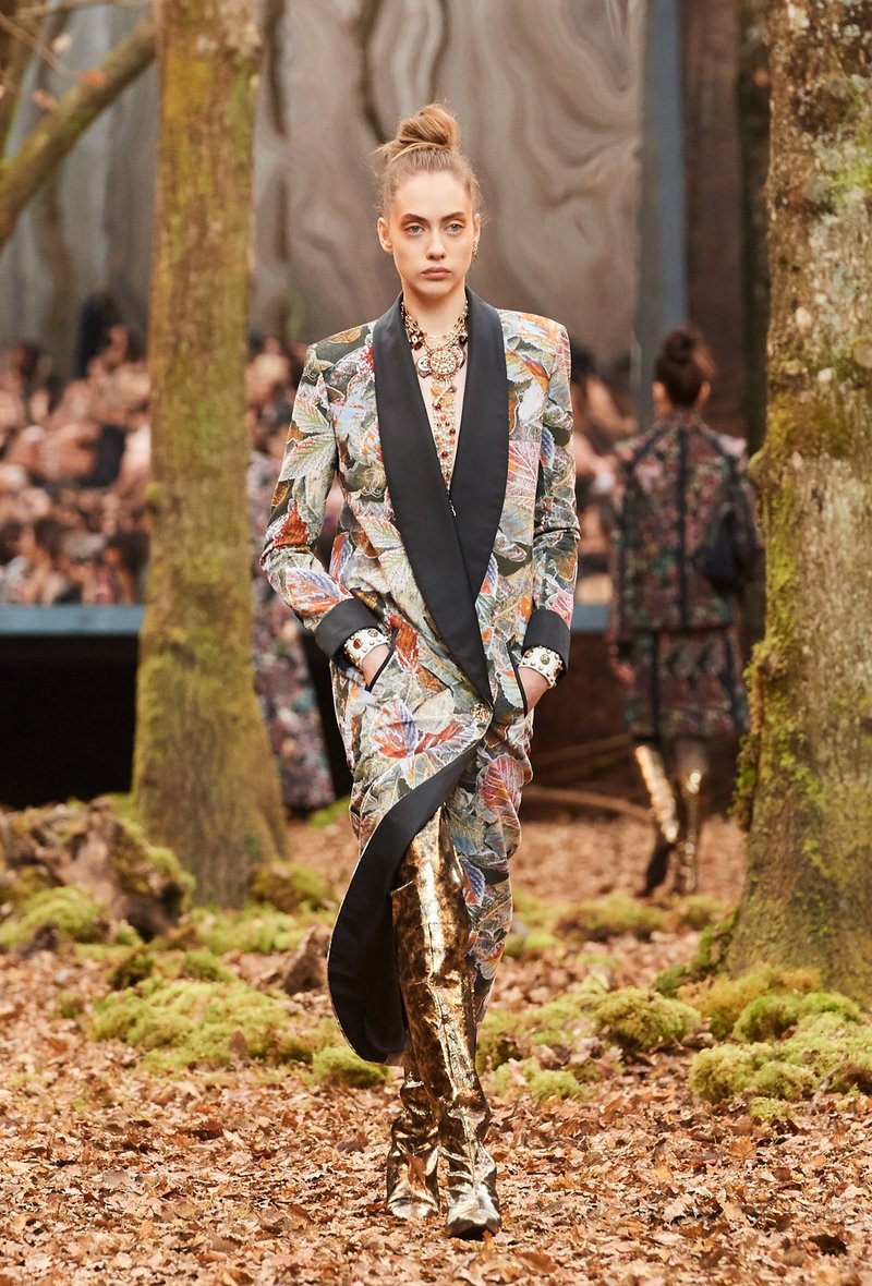 Αυτός είναι ο λόγος που οι γυναίκες θέλουν να έρθει ο επόμενος χειμώνας -Τον βρήκαμε στο δάσος της Chanel [εικόνες] | iefimerida.gr 25