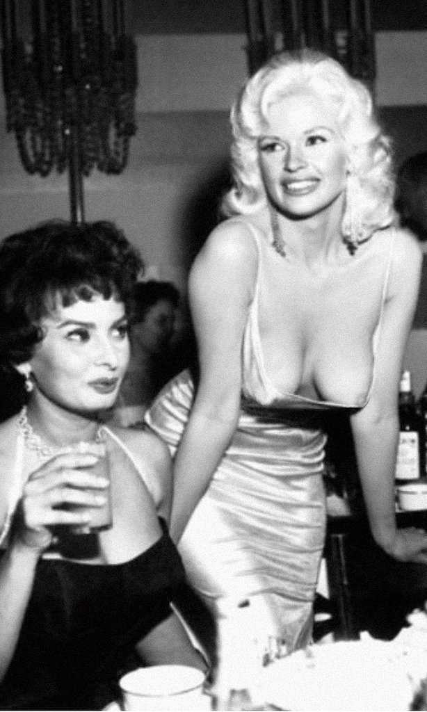 Το απίστευτο βλέμμα της Σοφία Λόρεν στο στήθος της Μάνσφιλντ -Το παρασκήνιο της εμβληματικής φωτό [εικόνες] | iefimerida.gr 12