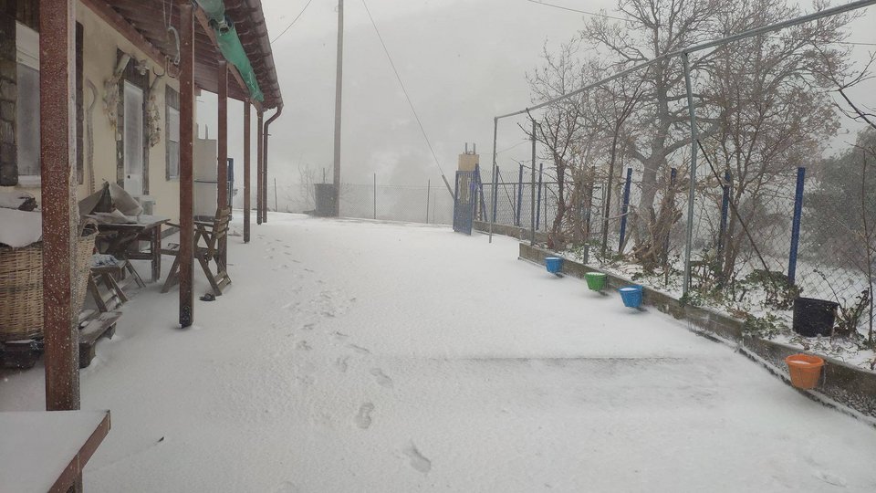 Οι εικόνες της κακοκαιρίας: Χιόνι ως τη θάλασσα, πόλεις στα λευκά, κρύο | iefimerida.gr 16