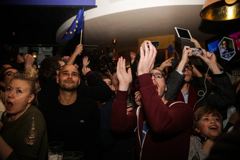 Και στις Βρυξέλλες γιορτάζουν τη νίκη Μακρόν -Μπλούζες με το όνομά του, μπύρες και σημαίες [εικόνες] | iefimerida.gr 1