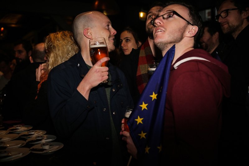 Και στις Βρυξέλλες γιορτάζουν τη νίκη Μακρόν -Μπλούζες με το όνομά του, μπύρες και σημαίες [εικόνες] | iefimerida.gr 3