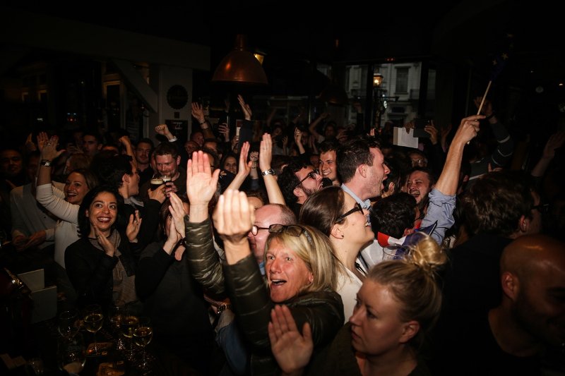 Και στις Βρυξέλλες γιορτάζουν τη νίκη Μακρόν -Μπλούζες με το όνομά του, μπύρες και σημαίες [εικόνες] | iefimerida.gr 4