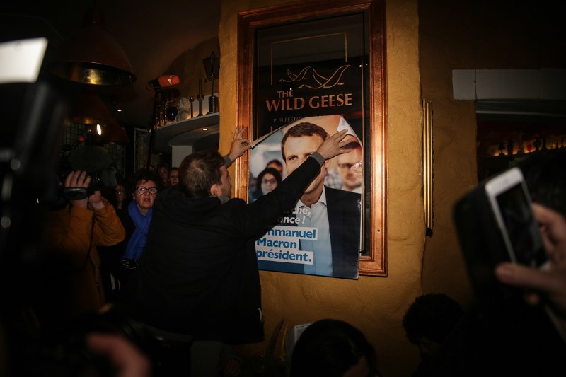 Και στις Βρυξέλλες γιορτάζουν τη νίκη Μακρόν -Μπλούζες με το όνομά του, μπύρες και σημαίες [εικόνες] | iefimerida.gr 5