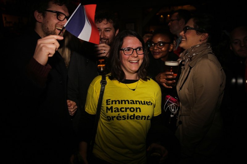 Και στις Βρυξέλλες γιορτάζουν τη νίκη Μακρόν -Μπλούζες με το όνομά του, μπύρες και σημαίες [εικόνες] | iefimerida.gr 0