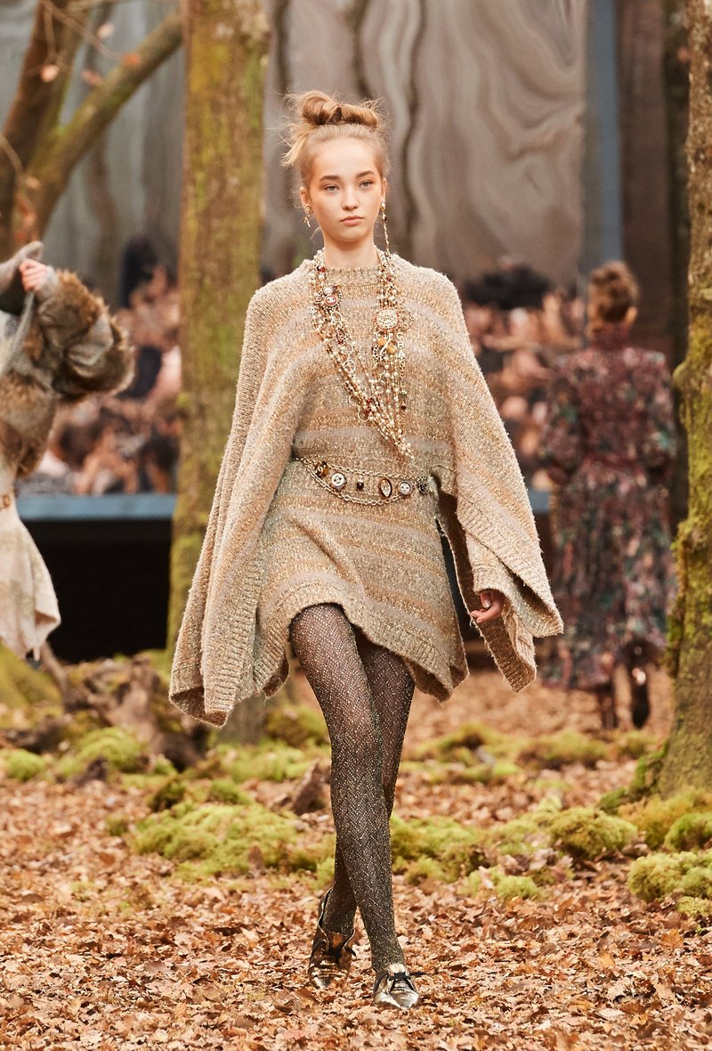 Αυτός είναι ο λόγος που οι γυναίκες θέλουν να έρθει ο επόμενος χειμώνας -Τον βρήκαμε στο δάσος της Chanel [εικόνες] | iefimerida.gr 26