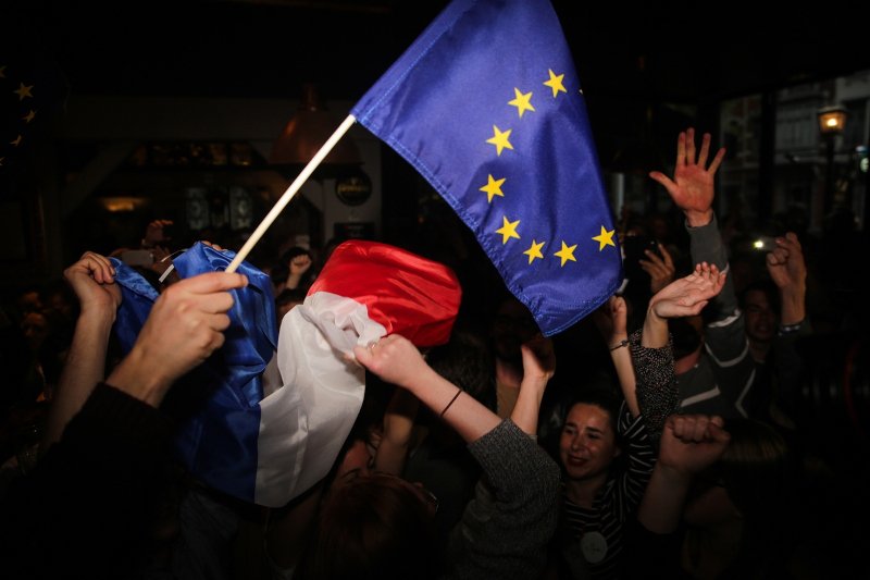 Και στις Βρυξέλλες γιορτάζουν τη νίκη Μακρόν -Μπλούζες με το όνομά του, μπύρες και σημαίες [εικόνες] | iefimerida.gr 2