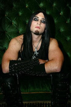 Αυτός είναι ο τρομακτικός χεβιμεταλάς γιος του Νίκολας Κέιτζ [εικόνες] | iefimerida.gr 1