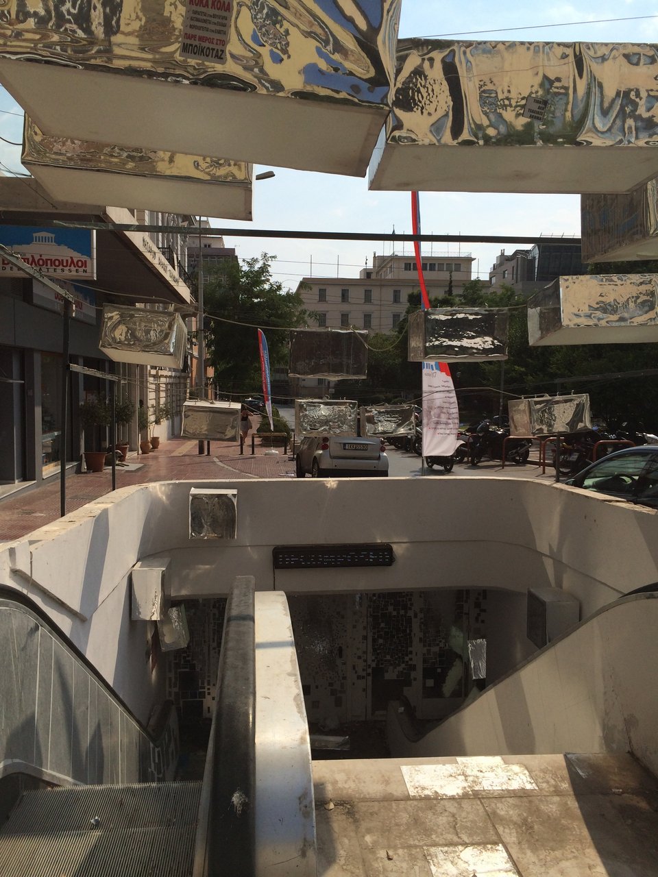 Οι... δύο Ελλάδες μέσα από ένα φωτογραφικό οδοιπορικό: Από τις παραλίες της Μυκόνου, στα λουκέτα των μαγαζιών [εικόνες] | iefimerida.gr 4