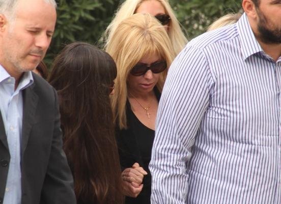 Λιποθύμησε η Λίζα Δουκακάρου στην κηδεία του συζύγου της [εικόνες+βίντεο]  | iefimerida.gr 0