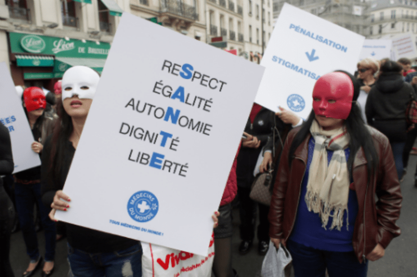 «Κάτω τα χέρια από την πόρνη μου»! Μανιφέστο 343 Γάλλων υπερασπίζεται το δικαίωμα στην απόλαυση του αγοραίου έρωτα [εικόνα] | iefimerida.gr 0