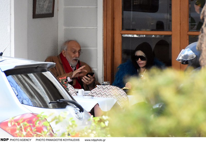 Λυκουρέζος και Καλογρίδη ντυμένη αλά My Style Rocks, έφαγαν κρυφά, σε μια γωνιά, στο Κολωνάκι [εικόνες] | iefimerida.gr 0