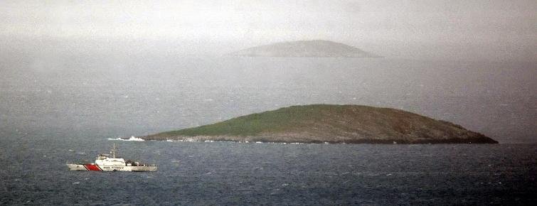 Οι Τούρκοι μεταφέρουν με πλωτή πλατφόρμα εκσκαφείς και μπουλντόζες στη νησίδα Τσαβούς [εικόνες] | iefimerida.gr 4