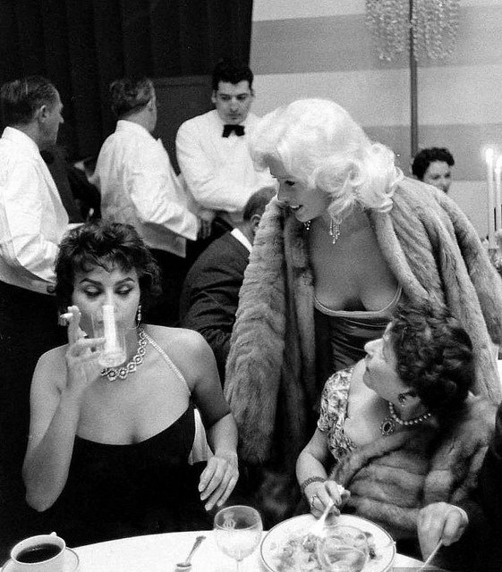 H αλήθεια – και η συνέχεια- πίσω από τη διάσημη φωτογραφία της Σοφία Λόρεν την ώρα που καρφώνεται έκπληκτη στο στήθος της Τζέιν Μάνσφιλντ [εικόνες] | iefimerida.gr 2