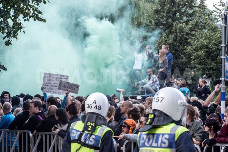 Επεισόδια σε αντιρατσιστική συγκέντρωση στη Στοκχόλμη: Αντιδιαδήλωση έκαναν ακροδεξιές οργανώσεις [εικόνες] | iefimerida.gr 1