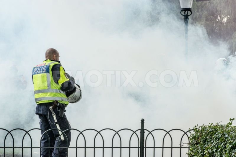 Επεισόδια σε αντιρατσιστική συγκέντρωση στη Στοκχόλμη: Αντιδιαδήλωση έκαναν ακροδεξιές οργανώσεις [εικόνες] | iefimerida.gr 3
