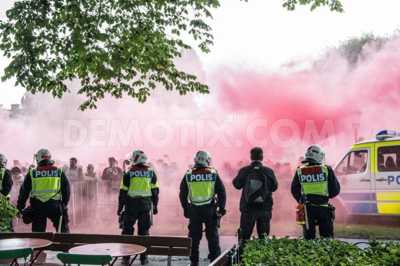 Επεισόδια σε αντιρατσιστική συγκέντρωση στη Στοκχόλμη: Αντιδιαδήλωση έκαναν ακροδεξιές οργανώσεις [εικόνες] | iefimerida.gr 4
