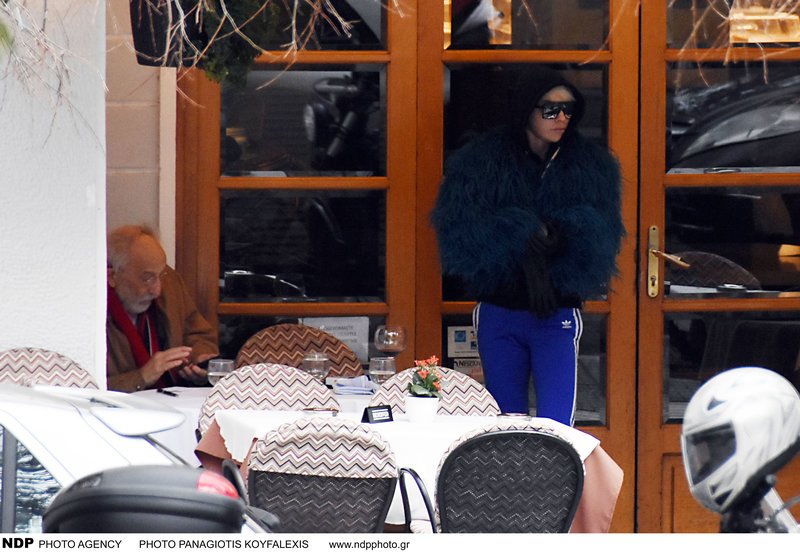 Λυκουρέζος και Καλογρίδη ντυμένη αλά My Style Rocks, έφαγαν κρυφά, σε μια γωνιά, στο Κολωνάκι [εικόνες] | iefimerida.gr 1