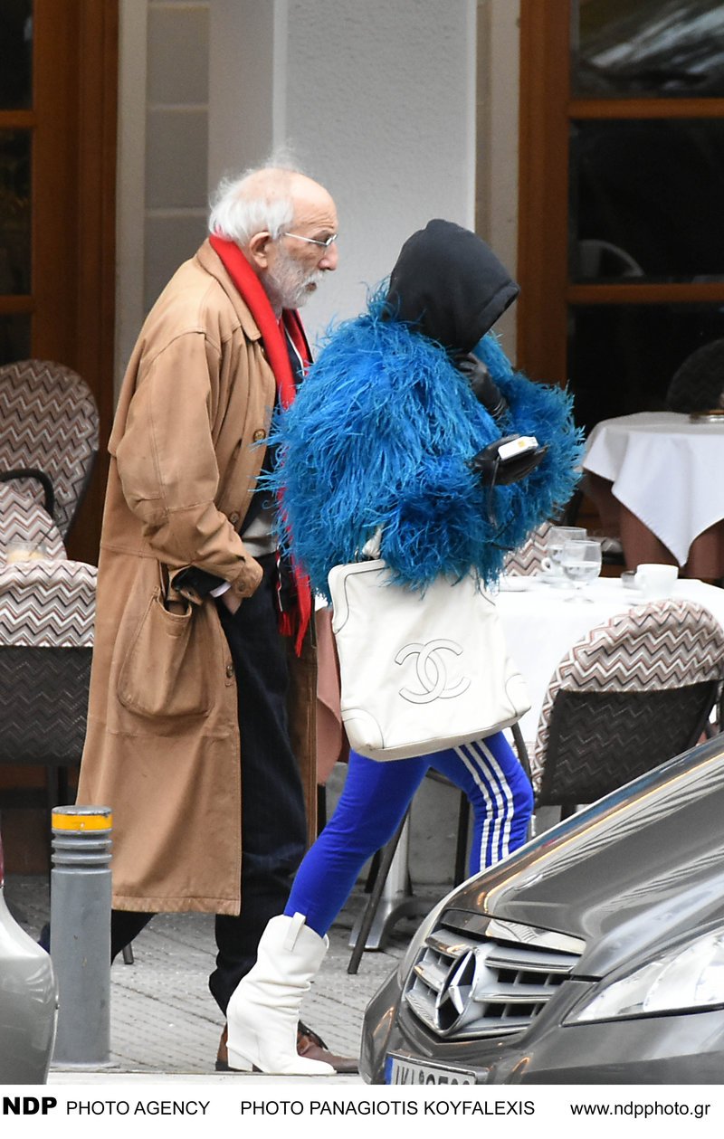 Λυκουρέζος και Καλογρίδη ντυμένη αλά My Style Rocks, έφαγαν κρυφά, σε μια γωνιά, στο Κολωνάκι [εικόνες] | iefimerida.gr 4