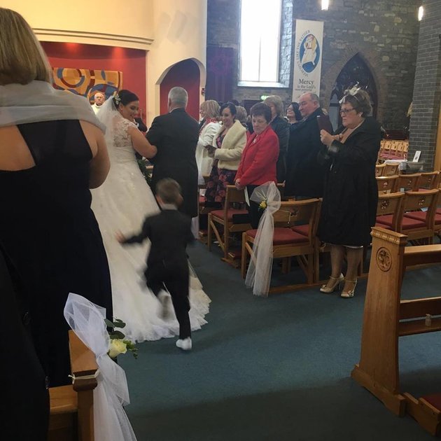 «Μου έμοιαζε με σύννεφο και ήθελα να καθίσω πάνω του» -Απίστευτος 4χρονος προσγειώνεται πάνω στη νύφη θεία του [βίντεο] | iefimerida.gr 0