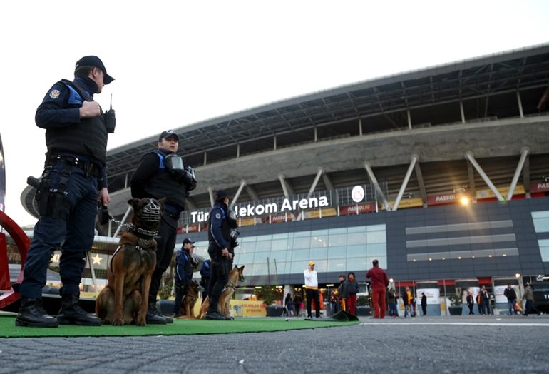 Τρόμος στην Κωνσταντινούπολη-Αναβλήθηκε ποδοσφαιρικό ντέρμπι λόγω απειλής [εικόνες&βίντεο] | iefimerida.gr 3