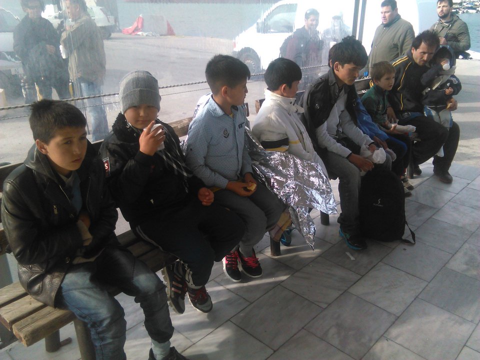 Συγκλονιστικές στιγμές: Μετανάστρια γέννησε δίδυμα εν πλω στη Σάμο, βρέφη με υποθερμία στους διασωθέντες [εικόνες&βίντεο] | iefimerida.gr 2