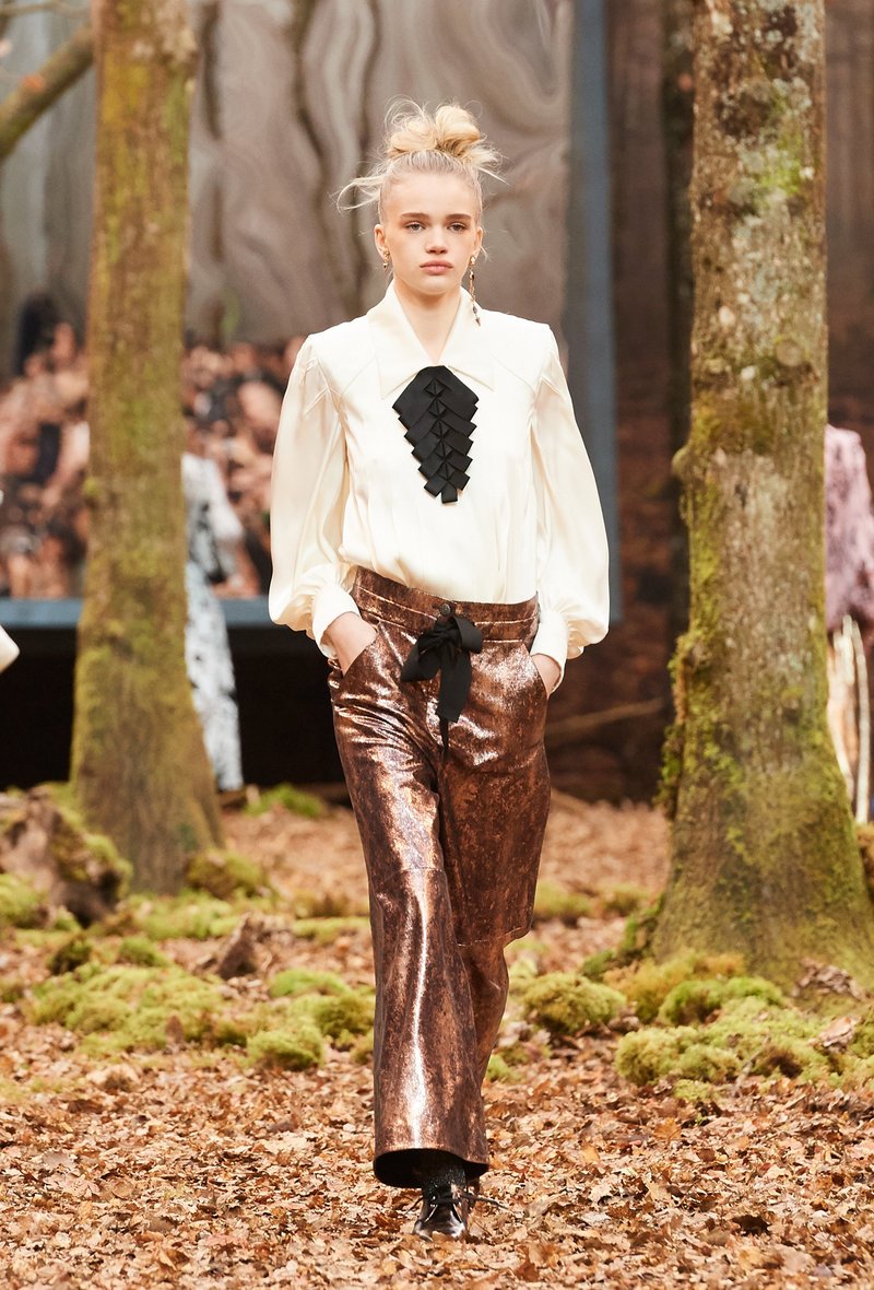 Αυτός είναι ο λόγος που οι γυναίκες θέλουν να έρθει ο επόμενος χειμώνας -Τον βρήκαμε στο δάσος της Chanel [εικόνες] | iefimerida.gr 28