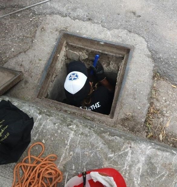 Viral βίντεο: Μπαίνει με... ακροβατικά σε φρεάτιο του Ψυχικού και σώζει εγκλωβισμένο κουτάβι [βίντεο] | iefimerida.gr 2