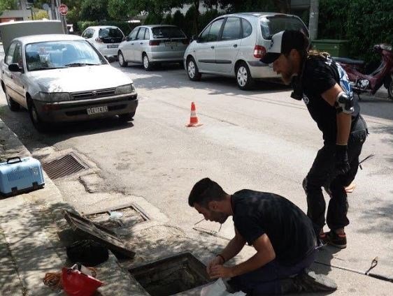 Viral βίντεο: Μπαίνει με... ακροβατικά σε φρεάτιο του Ψυχικού και σώζει εγκλωβισμένο κουτάβι [βίντεο] | iefimerida.gr 4