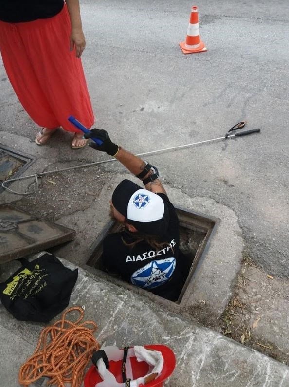 Viral βίντεο: Μπαίνει με... ακροβατικά σε φρεάτιο του Ψυχικού και σώζει εγκλωβισμένο κουτάβι [βίντεο] | iefimerida.gr 0