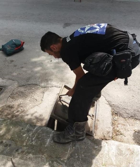 Viral βίντεο: Μπαίνει με... ακροβατικά σε φρεάτιο του Ψυχικού και σώζει εγκλωβισμένο κουτάβι [βίντεο] | iefimerida.gr 3