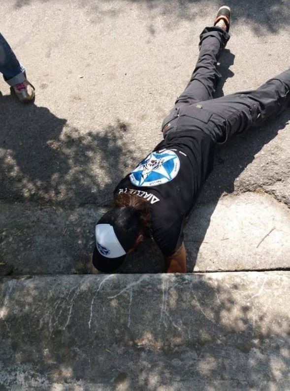 Viral βίντεο: Μπαίνει με... ακροβατικά σε φρεάτιο του Ψυχικού και σώζει εγκλωβισμένο κουτάβι [βίντεο] | iefimerida.gr 5