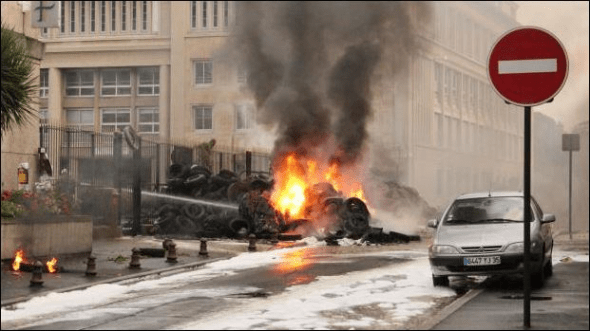 Και στη Γαλλία οι αγρότες στους δρόμους – Επεισόδια με την Αστυνομία [εικόνες] | iefimerida.gr 1