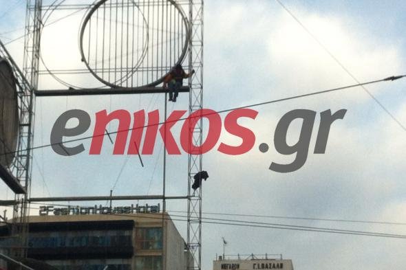 Γυναίκα απειλεί να αυτοκτονήσει στην Ομόνοια [εικόνα] | iefimerida.gr 0