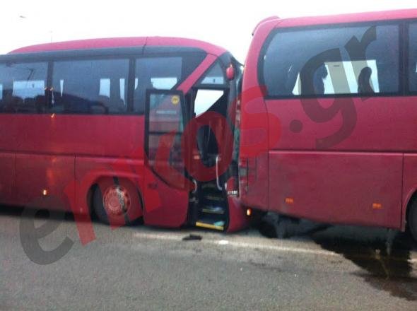 Καραμπόλα με πέντε λεωφορεία από το κονβόι των οπαδών του ΠΑΟΚ - Επίθεση με πέτρες σε ένα πούλμαν [εικόνες] | iefimerida.gr 3