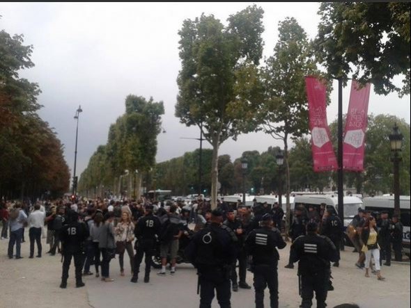 Οι «ξεδοντιάρηδες» του Παρισιού την... πέφτουν στον Ολάντ -Διαδήλωση έξω από τα Ηλύσια Πεδία [εικόνες] | iefimerida.gr 3