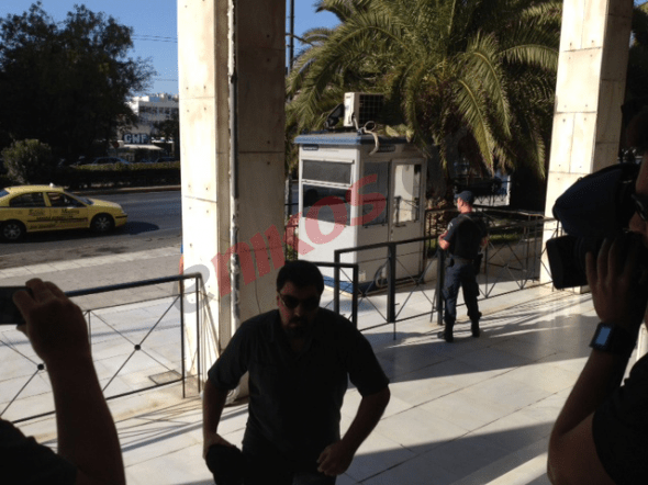 Ο βουλευτής της Χρυσής Αυγής Ματθαιόπουλος, μπήκε στη ΓΑΔΑ και ξαναβγήκε [βίντεο&εικόνα] | iefimerida.gr 0