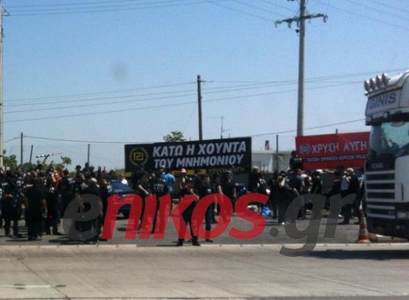 Η Χρυσή Αυγή προκαλεί - Κατέλαβαν όλα τα διόδια και μοιράζουν φυλλάδια [εικόνες] | iefimerida.gr 0