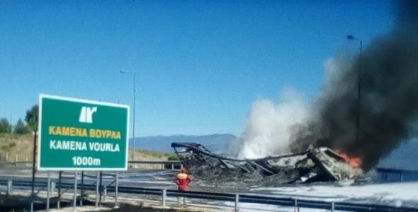 Φωτιά σε νταλίκα στην Εθνική Αθηνών- Θεσσαλονίκης, στο ύψος των Καμένων Βούρλων [βίντεο] | iefimerida.gr 0