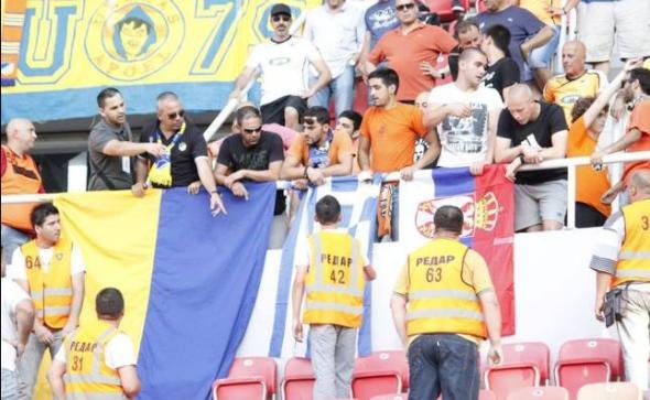 Επεισόδια για την ελληνική σημαία – Ηθελαν να την κατεβάσουν Σκοπιανοί [εικόνες] | iefimerida.gr 0