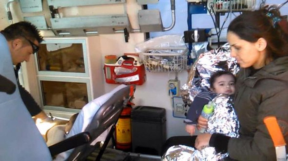 Συγκλονιστικές στιγμές: Μετανάστρια γέννησε δίδυμα εν πλω στη Σάμο, βρέφη με υποθερμία στους διασωθέντες [εικόνες&βίντεο] | iefimerida.gr 0